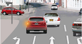 Driving theory illustration: What should a driver do when continuing straight ahead in the middle lane